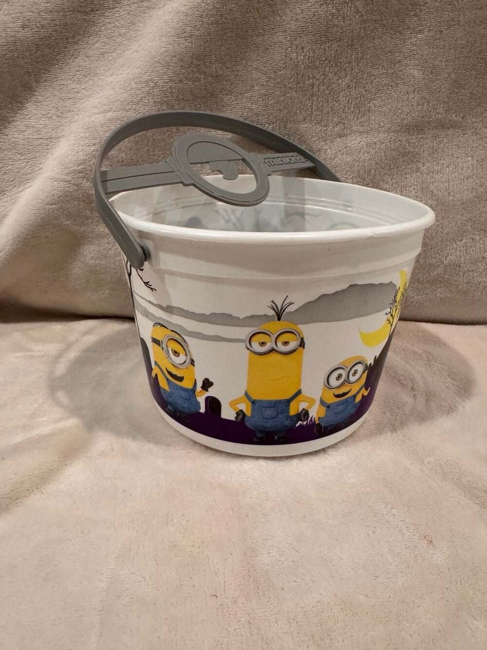 2015 McDonald's Happy Meal Halloween Stuart Minions White Bucket Gray Handle